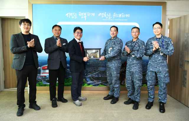 15일 영천시를 방문한 해군 최무선함 승조원들과 김진현(왼쪽 세번째) 부시장 및 관계공무원들이 환영 인사하고 있다. 영천시 제공