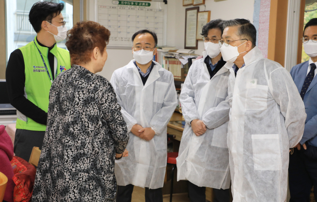 이한준 LH 사장이 대방1 영구임대 노인정 소독현장을 점검하고 입주민과 대화하고 있다. LH 제공