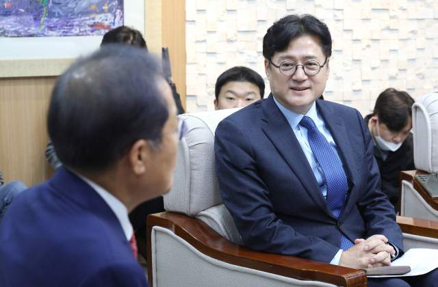 더불어민주당 홍익표 원내대표가 16일 대구 북구 대구시청 신격청사에서 열린 홍준표 대구시장과의 면담에서 발언하고 있다. 연합뉴스