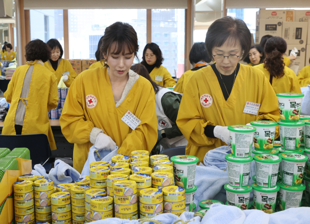 15일 서울 중구 대한적십자사 서울사무소에서 열린 연말 이웃 돕기 적십자 