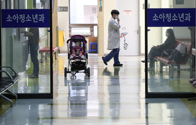 대구 중구 경북대학교병원 소아청소년과에서 한 아이가 진료를 기다리고 있다. 연합뉴스