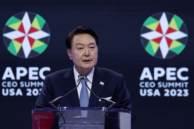 아시아태평양경제협력체(APEC) 정상회의 참석차 미국을 방문한 윤석열 대통령이 15일(현지시간) 샌프란시스코 모스코니 센터에서 열린 APEC CEO 서밋에서 기조연설을 하고 있다. 연합뉴스