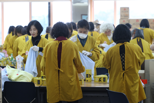 15일 서울 중구 대한적십자사 서울사무소에서 열린 연말 이웃 돕기 적십자