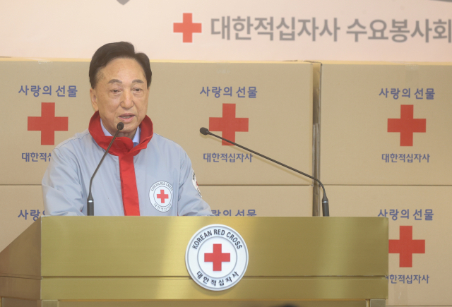 김철수 대한적십자사 회장이 15일 서울 중구 대한적십자사 서울사무소에서 열린 연말 이웃 돕기 적십자