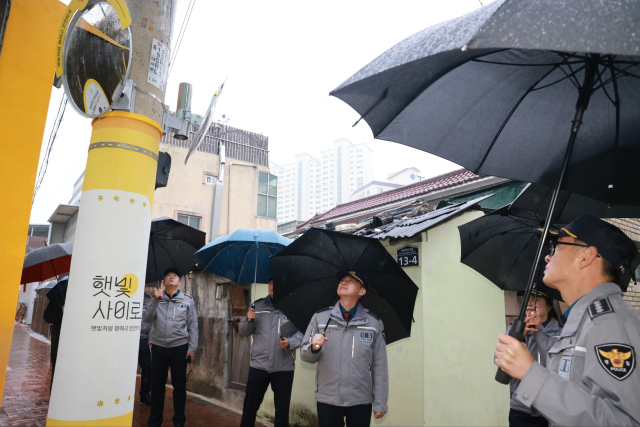 김수영 대구경찰청장이 대구 서문시장 인근 계성중학교 통학로 환경개선 셉테드 사업지를 현장점검 하고 있다. 대구경찰청 제공