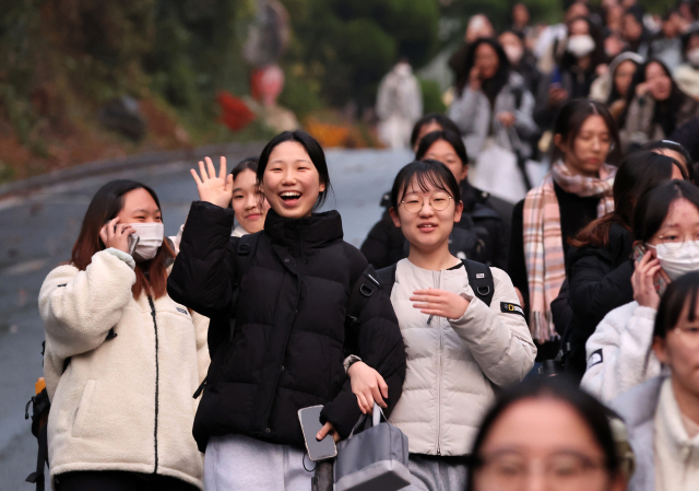 2024학년도 대학수학능력시험이 치러진 16일 광주 남구 동아여자고등학교에서 수능을 치른 수험생들이 시험장을 나서며 기뻐하고 있다. 연합뉴스