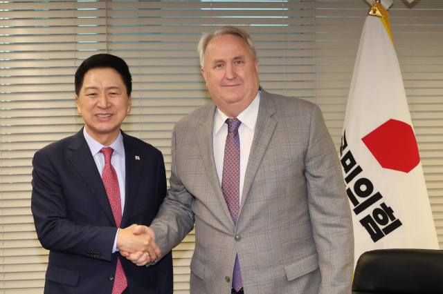 국민의힘 김기현 대표와 인요한 혁신위원장이 지난달 17일 오전 서울 여의도 당사에서 면담 전 악수하고 있다. 연합뉴스