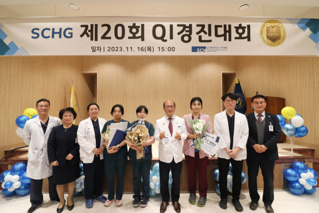 지난 17일 순천향대 구미병원 QI 경진대회 수상자들이 병원 주요보직자들과 기념촬영을 하고 있다. 순천향대 구미병원 제공