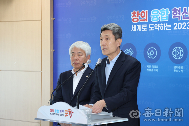 백인규 포항시의회 의장(왼쪽부터)과 이강덕 포항시장이 17일 포항시청 브리핑룸에서 포스코 미래기술연구원 수도권 분원에 대한 기자회견문을 낭독하고 있다. 포항시 제공