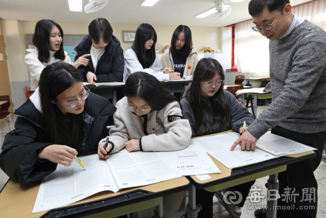 지난 17일 대구 정화여자고등학교 3학년 교실에서 수험생들이 전날 치른 2024학년도 대학수학능력시험 가채점을 하고 있다. 성일권 기자 sungig@imaeil.com
