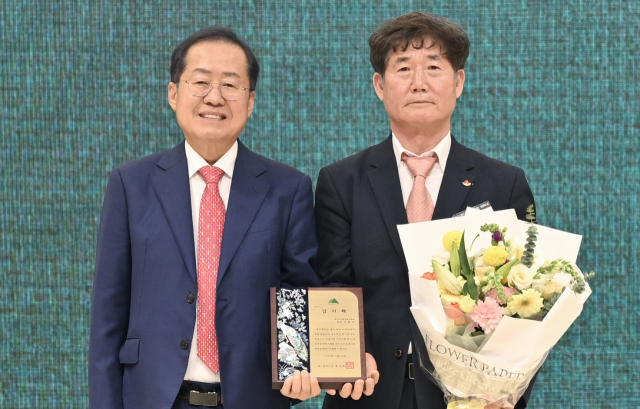 아너 소사이어티 회원들을 대표하는 대표직으로 7년간 공헌해온 신홍식(오른쪽) 대표가 홍준표 대구시장으로부터 감사패를 받았다.