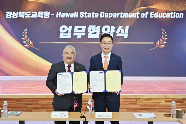 임종식 경북도교육감(오른쪽)이 지난 15일 키스 하야시 미국 하와이주 교육감과 업무협약서에 서명한 후 기념촬영을 하고 있다. 경북교육청 제공
