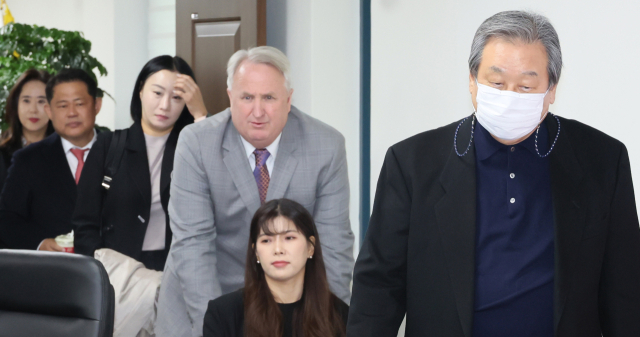 국민의힘 인요한 혁신위원장이 17일 서울 여의도 당사에서 열린 혁신위원회 8차 회의에 김무성 전 새누리당(국민의힘 전신) 대표 등과 함께 참석하고 있다. 연합뉴스