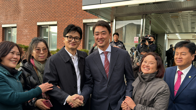 한동훈 법무부 장관과 최재훈 대구 달성군수 등이 인사를 나누고 있다. 디지털국 영상팀