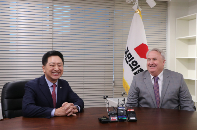 국민의힘 김기현 대표와 인요한 혁신위원장이 17일 오전 서울 여의도 당사에서 면담하고 있다. 연합뉴스