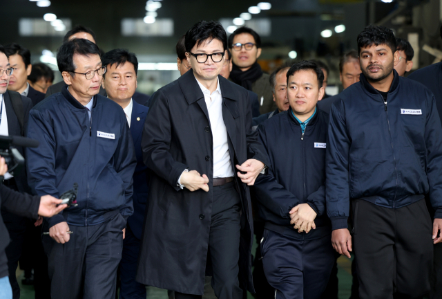 한동훈 법무부 장관이 17일 대구 달성 산업단지의 자동차 부품 제조업체를 찾아 공장을 둘러보고 있다. 김영진 기자 kyjmaeil@imaeil.com