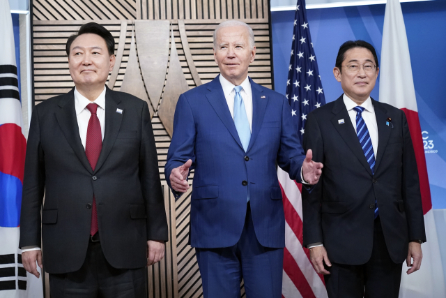 아시아태평양경제협력체(APEC) 정상회의 참석차 미국을 방문 중인 윤석열 대통령이 16일(현지시간) 미국 샌프란시스코 모스코니센터에서 열린 한미일 정상 회동에서 조 바이든 미국 대통령, 기시다 후미오 일본 총리와 기념촬영을 하고 있다. 연합뉴스