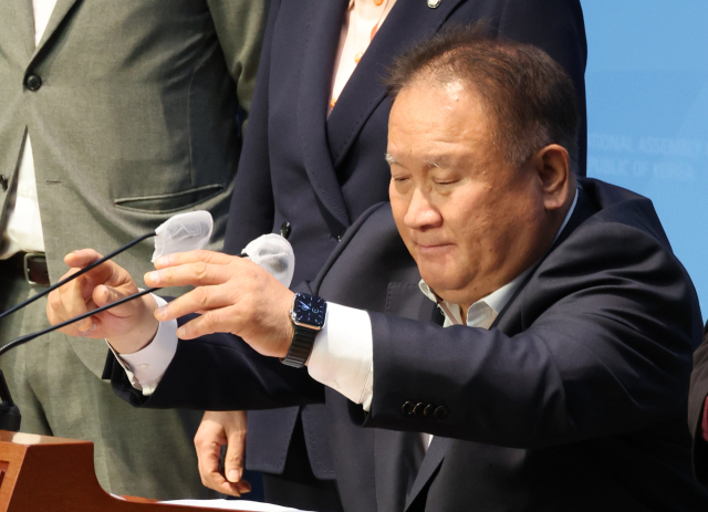 더불어민주당 이상민 의원이 7일 국회에서 공직선거법 관련 기자회견을 하고 있다. 연합뉴스
