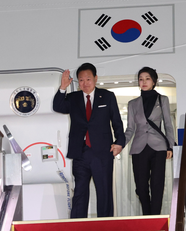 아시아태평양경제협력체(APEC) 정상회의 일정을 마친 윤석열 대통령과 김건희 여사가 18일 성남 서울공항에 공군1호기 편으로 귀국하며 인사하고 있다. 연합뉴스
