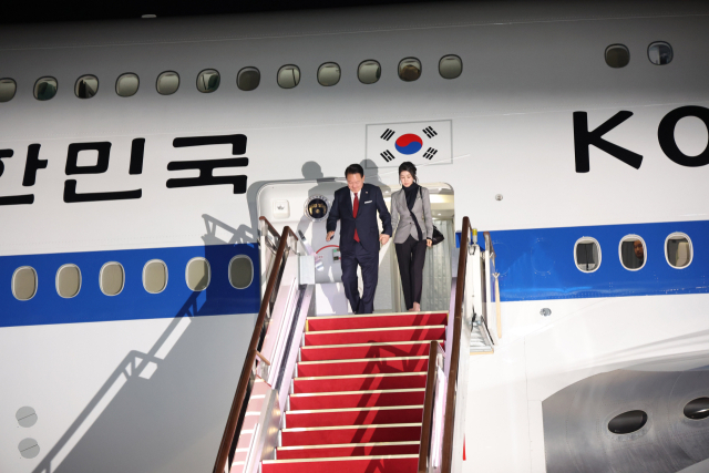 아시아태평양경제협력체(APEC) 정상회의 일정을 마친 윤석열 대통령과 김건희 여사가 18일 성남 서울공항에 공군1호기 편으로 귀국하고 있다. 연합뉴스