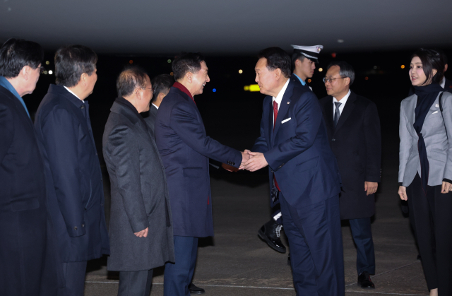 아시아태평양경제협력체(APEC) 정상회의 일정을 마친 윤석열 대통령과 김건희 여사가 18일 성남 서울공항에 공군1호기 편으로 귀국, 마중 나온 김기현 대표와 인사하고 있다. 연합뉴스