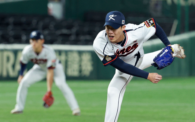 18일 일본 도쿄돔에서 열린 아시아프로야구챔피언십(APBC) 예선 최종전 대한민국과 대만의 경기. 2회초 한국 선발 원태인이 역투하고 있다. 연합뉴스