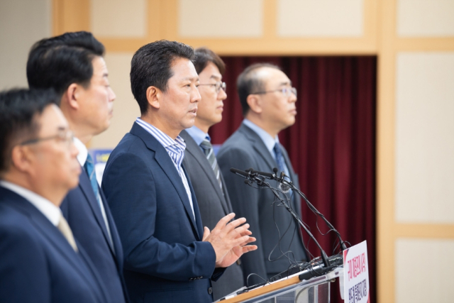 지난달 수도권정비위원회가 비수도권 기업의 용인 반도체 협력화단지 입주를 허용하면서 반도체 소재부품 특화단지로 지정된 구미시가 크게 우려하고 있다. 사진은 김장호 구미시장이 지난 7월 구미시가 반도체 소재부품 특화단지를 유치한 후 기자회견을 하고 있는 모습. 구미시 제공