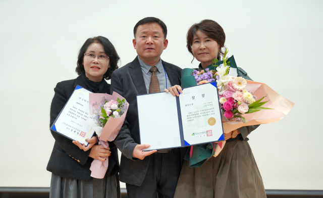 18일 오후 대구가톨릭대 취창업관에서 한국외식경영대상과 최우수상을 받은 예미정 박미희 대표이사(좌)와 최우수상을 받은 박정남 종가음식연구원장(우)이 임현철 한국외식경영학회장과 기념촬영하고 있다. 예미정 제공