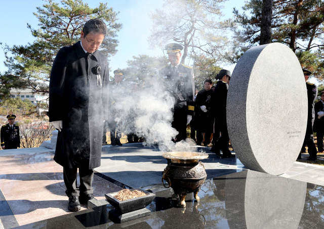 경상북도소방본부는 지난 17일 경상북도 순직공무원의 숭고한 희생정신과 넋을 기리기 위해 건립한 순직공무원 추모비 제막식을 열었다. 경북도 제공
