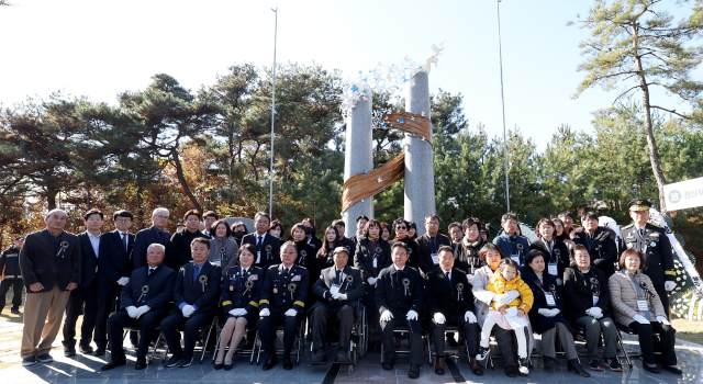 경상북도소방본부는 지난 17일 경상북도 순직공무원의 숭고한 희생정신과 넋을 기리기 위해 건립한 순직공무원 추모비 제막식을 열었다. 경북도 제공