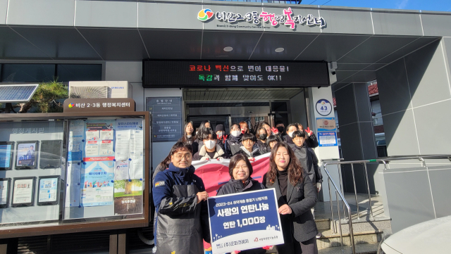 청도 군파크레저(대표 민현정)가 18일 저소득층의 따뜻한 겨울나기를 돕기 위해 사랑의 연탄 나눔 봉사활동을 펼쳤다. 군파크레저 제공