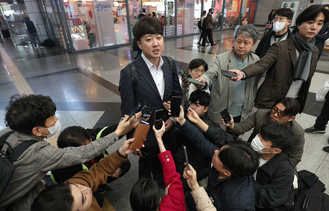 이준석 전 국민의힘 대표가 지난 11월 9일 동대구역에서 취재진의 질문에 답하고 있다. 연합뉴스
