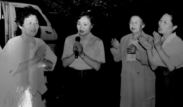 마이크를 잡은 (김윤숙) 왼쪽 분이 맏언니 고 김정숙 씨. 김윤숙 씨 제공