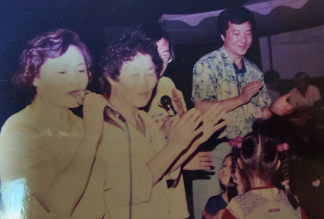 마이크를 잡은 (김윤숙) 바로 오른쪽 분이 맏언니 고 김정숙 씨. 김윤숙 씨 제공