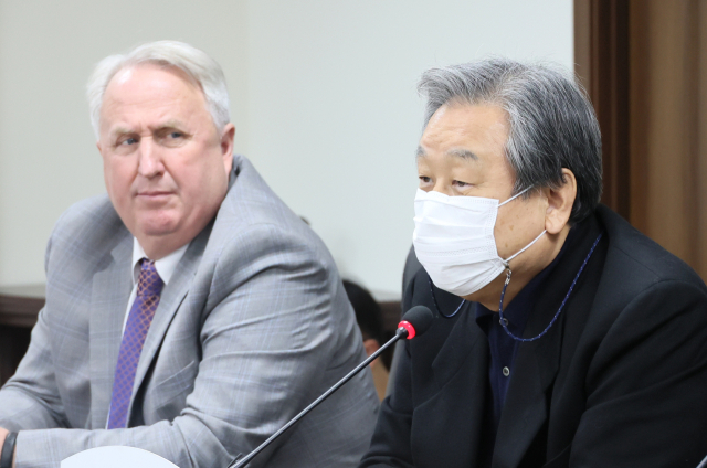 김무성 전 새누리당(국민의힘 전신) 대표가 17일 서울 여의도 당사에서 열린 국민의힘 혁신위원회 8차 회의에서 발언하고 있다. 왼쪽은 인요한 혁신위원장. 연합뉴스