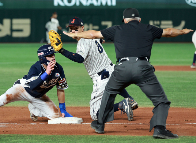 19일 일본 도쿄돔에서 열린 아시아프로야구챔피언십(APBC) 결승전 대한민국과 일본의 경기. 4회초 2사 1루 상황 김혜성 안타 때 1루 주자 최지훈이 3루까지 진루하고 있다. 연합뉴스