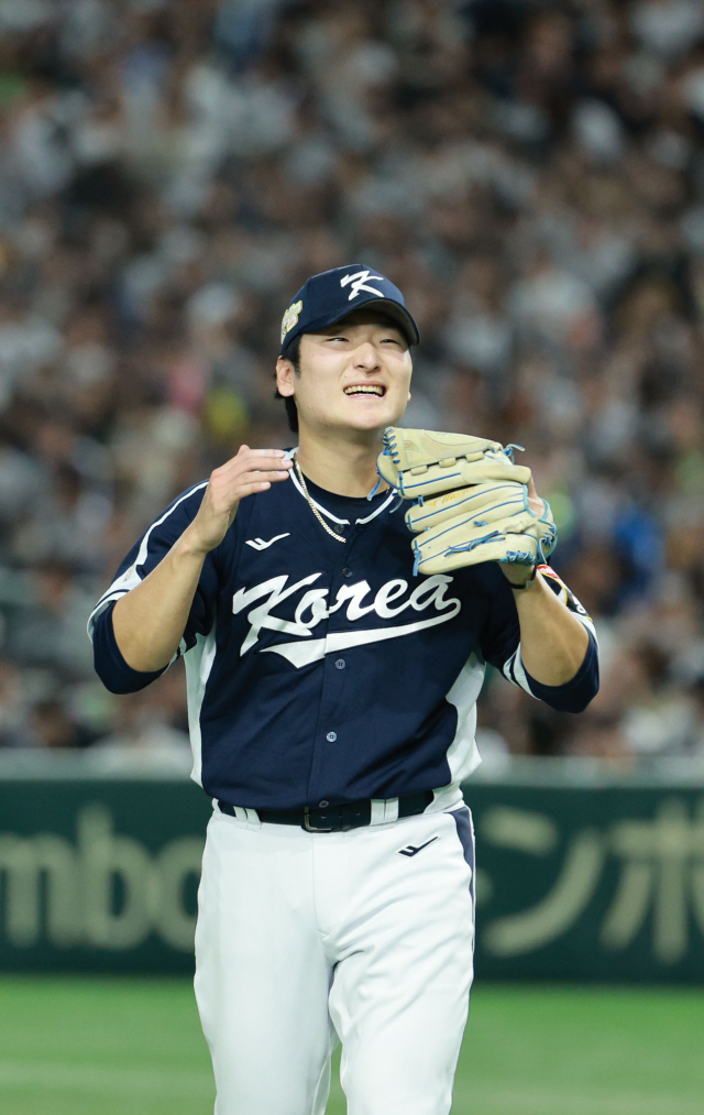 19일 일본 도쿄돔에서 열린 아시아프로야구챔피언십(APBC) 결승전 대한민국과 일본의 경기. 2회말 2사 만루 위기를 벗어난 곽빈이 밝은 표정으로 덕아웃으로 향하고 있다. 연합뉴스