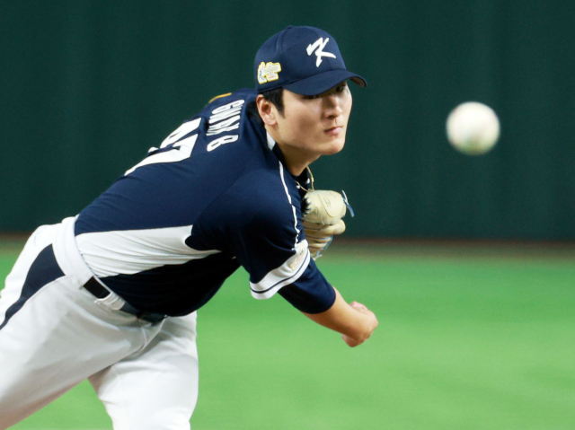 19일 일본 도쿄돔에서 열린 아시아프로야구챔피언십(APBC) 결승전 대한민국과 일본의 경기. 한국 선발 곽빈이 역투하고 있다. 연합뉴스