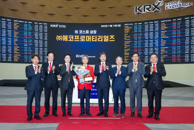 지난 17일 서울 영등포구 한국거래소에서 열린 에코프로머티리얼즈 유가증권시장 상장기념식에서 에코프로 그룹 관계자들이 한자리에 모였다. 왼쪽 네번째가 김병훈 에코프로머티리얼즈 대표. 에코프로 제공