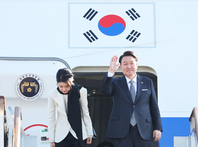 영국을 국빈 방문하는 윤석열 대통령과 부인 김건희 여사가 20일 경기 성남 서울공항에서 전용기인 공군 1호기에 올라 출국 인사를 하고 있다. 연합뉴스