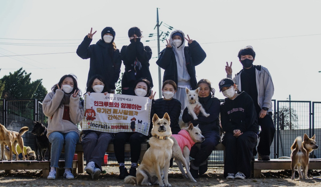 지난 18일 경기도 김포시 하우네쉼터에서 인크루트 직원과 쉼터 소장이 사진을 찍고 있다. 인쿠르트 제공