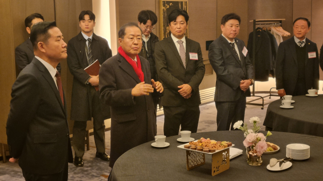 20일 서울에서 열린 TK신공항 투자설명회에서 홍준표 대구시장이 신원식 국방부장관 등 기관 및 기업인들이 참석한 가운데 사업에 대해 설명하고 있다. 박영채 기자 pyc@imaeil.com