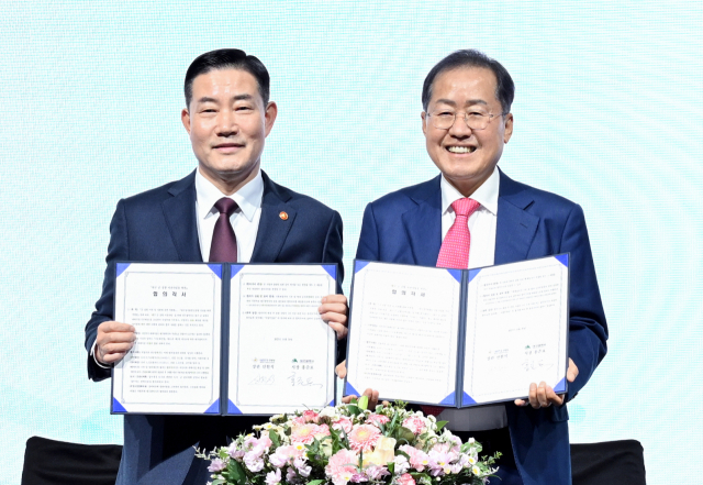 홍준표(오른쪽) 대구시장과 신원식 국방부 장관이 20일 오전 서울 여의도 페어몬트 앰배서더 호텔에서 대구 군 공항 이전사업을 위한 합의각서를 체결한 뒤 기념 촬영을 하고 있다. 대구시제공