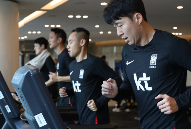 2026 북중미 월드컵 아시아지역 2차 예선 중국 원정길에 오른 축구대표팀 손흥민 등이 19일 오후(현지시간) 중국 광둥성 선전의 숙소 호텔에서 러닝머신을 이용해 몸을 풀고 있다. 연합뉴스