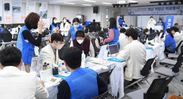 삼성서울병원 의료봉사단이 북상 면민들을 대상으로 진료를 하고 있다.