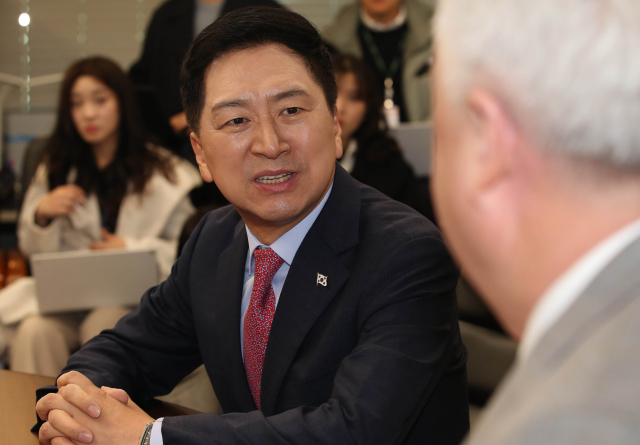 국민의힘 김기현 대표가 17일 오전 서울 여의도 당사에서 인요한 혁신위원장과 면담하고 있다. 연합뉴스