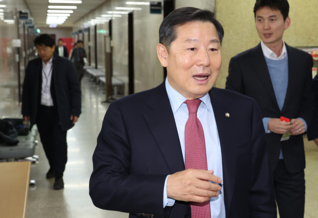 국민의힘 인재영입위원장인 이철규 의원이 17일 국회에서 열리는 인재영입위 임명장 수여식에 입장하고 있다. 연합뉴스