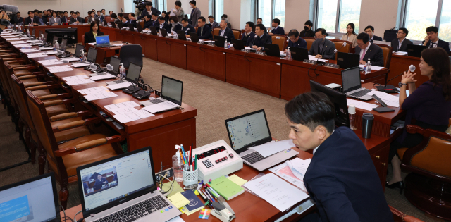 20일 국회 산업통상자원중소벤처기업위원회 전체회의가 여당 의원들이 불참한 채 열리고 있다. 연합뉴스