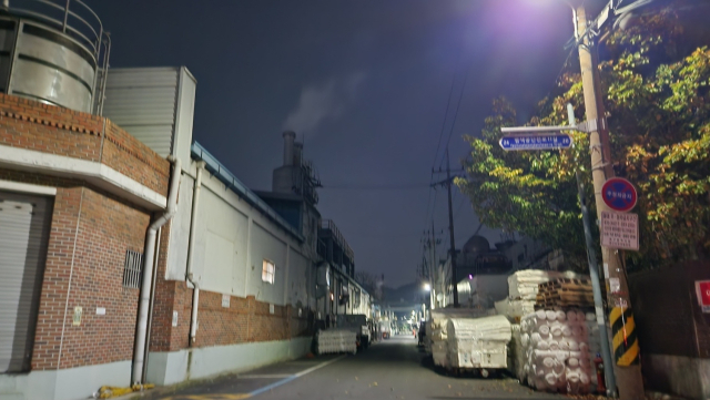 지난 1일 오후 7시 30분쯤 찾은 대구 서구 염색산업단지. 가스 냄새 등 복합악취가 풍기는 가운데 한 공장에서 하얀 연기가 뿜어져 나오고 있다. 윤수진 기자