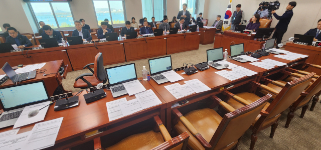 20일 국회 산업통상자원중소벤처기업위원회 전체회의가 여당 의원들이 불참한 채 열리고 있다. 연합뉴스